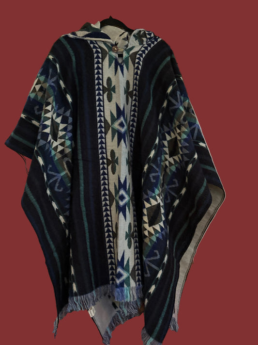 XL poncho Canari Blue met capuchon, franjes en geometrisch patroon in donkerblauw, groen en crème

