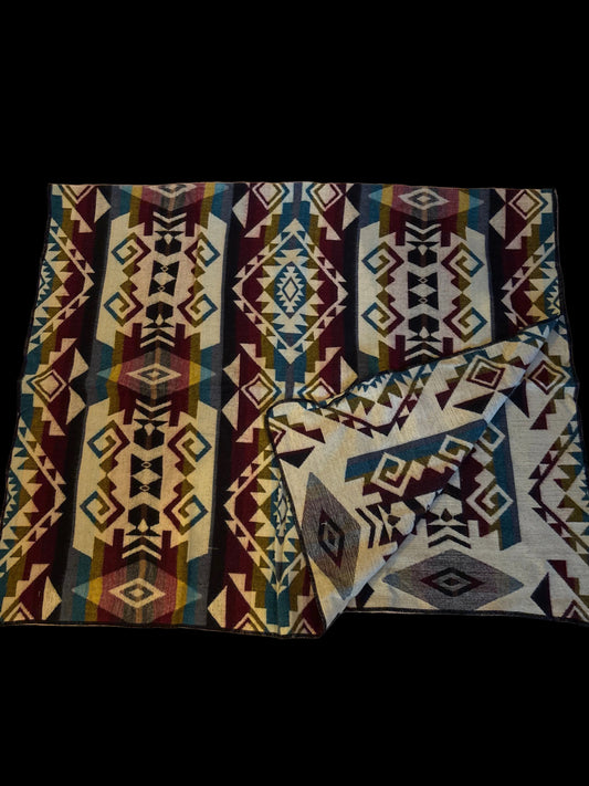 Alpaca deken Chimborazo met geometrisch patroon in bordeaux, blauw, oker en crème
